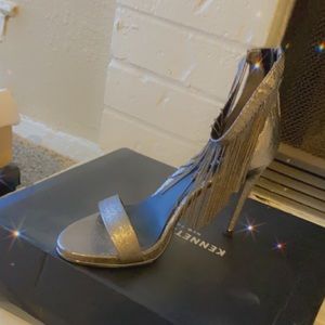 Heels with fringes on the ankles…worn twice….good condition!